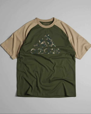 CAMO BADGE OF SPORT GRAPHIC Raglan TEE Olive/Beige
